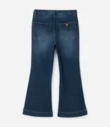 Pantalón de jean modelo flare, de tiro alto, con cierre frontal de botones a la vista y bolsillos funcionales.