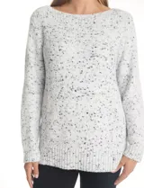 Buzo de chenille con textura jaspeada, cuello bote y manga larga. Presenta un diseño de tejido acanalado con aberturas laterales en el ruedo.