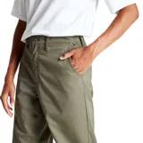 Pantalón de gabardina color verde oliva, de corte recto y tiro medio, con bolsillos laterales y traseros.