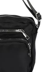 Bandolera color verde militar con correa ajustable y múltiples bolsillos con cierre.