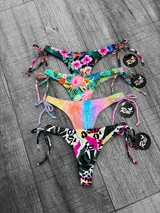 Bikini con estampado floral y geométrico, con tiras laterales ajustables.