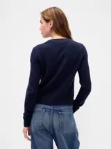 Buzo de punto con cuello redondo y mangas largas, de calce ajustado y diseño liso.