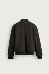 Cazadora bomber regular fit negra con cierre frontal de cremallera metálica, bolsillos de vivo en la cadera y acabados en rib elástico. El interior cuenta con efecto pelo.