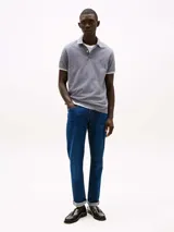 Chomba gris de algodón orgánico y lino con cuello y borde de mangas blancos, corte regular y logo bordado en el pecho.