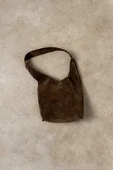 Mini bolso tipo tote de cuero gamuzado en color marrón oscuro, con diseño minimalista y asa integrada para llevar al hombro.