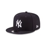 Gorro New Era negro con logo de los New York Yankees bordado en blanco en el frente y logo de New Era bordado en blanco en el lateral. Modelo snapback con visera plana.