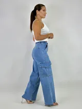 Pantalón jean celeste de tiro alto, corte wide leg y bolsillos cargo laterales.