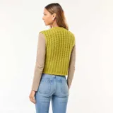 Chaleco de punto color verde oliva, sin mangas, con cuello redondo y cierre frontal con botones grandes dorados.