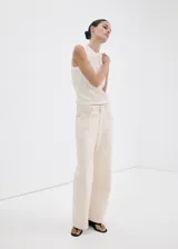 Top de punto de algodón, con diseño recto, cuello redondo y tirantes anchos.