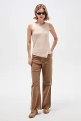 Musculosa de algodón negra con cuello redondo y breteles anchos, diseño ajustado al cuerpo y detalle de botones en el lateral con dobladillo asimétrico.