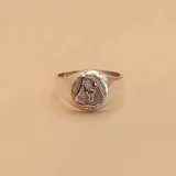 Anillo de plata 925 con aplique en oro 9k, con el símbolo de la ingeniería agronómica. Diseño con forma redonda y detalles texturizados.