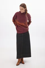 Buzo de punto azul con diseño abstracto en tonos beige.