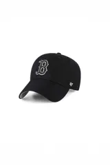 Gorra de béisbol negra con el logo de los Boston Red Sox bordado en blanco en el frente y el logo de '47 bordado en blanco en el lateral.