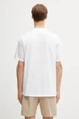 Remera blanca Carhartt WIP de manga corta y corte holgado, con estampa frontal de una manzana verde con un sector tallado en forma de corazón y la inscripción de la marca en su interior.