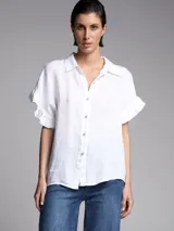 Camisa blanca de lino con cuello clásico, mangas cortas con volados y cierre frontal con botones.
