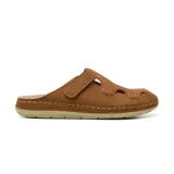 Zueco casual color marrón, con diseño de capellada cerrada con aberturas laterales, tira con ajuste de velcro en el empeine y costuras pespunteadas a contratono.