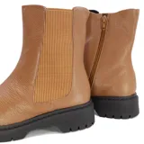 Bota Chelsea de cuero color gris topo, con elásticos laterales acanalados y suela track negra.