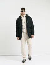 Pantalón jogging de corte recto, confeccionado en tejido circular con cintura elástica y cordón ajustable al tono. Presenta bolsillos laterales tipo parche.