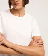 Blusa básica ajustada en rib de algodón, de manga corta y cuello redondo, color mostaza.