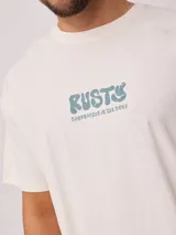 Remera oversize color blanco off-white, confeccionada en 100% algodón, con estampa frontal y trasera de la marca Rusty.
