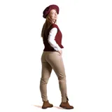 Pantalón de vestir azul marino, de corte recto, con bolsillos laterales y traseros. Se ajusta a la cintura con cinturón de cuero marrón.