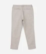 Pantalón masculino de corte relajado confeccionado en tejido oxford de algodón. Presenta cintura con trabillas y lazo ajustable, bolsillos laterales y traseros.