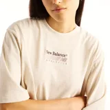 Remera New Balance de corte oversize y cuello redondo, color beige melange, confeccionada en algodón con logo gráfico estampado en el pecho.