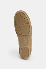 Zapatilla estilo blucher de corte deportivo, confeccionada en una combinación de materiales textiles y gamuza en tonos beige. Presenta cierre mediante cordones al tono y un detalle de contraste en color blanco en la parte trasera del talón.