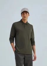 Polo de manga larga en tejido piqué, color negro, con cuello clásico y cierre frontal de botones. Presenta un pequeño logo bordado en el pecho.