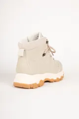 Botas tipo hiking color verde oliva, de gamuza y nylon, con suela con relieve y cordones a tono. Son acolchonadas por dentro, lo que proporciona comodidad y abrigo.