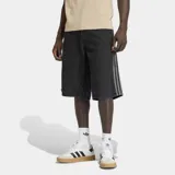 Short de jean negro con corte holgado, diseño de cinco bolsillos y las icónicas tres bandas de Adidas en los laterales. Presenta el logo del trébol bordado en la parte inferior.