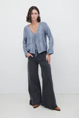 Jean de corte wide leg en color negro lavado, con tiro alto y diseño de pierna ancha.