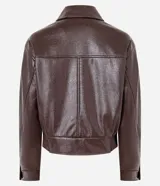 Campera bomber de cuero sintético color marrón oscuro, con cuello camisero, cierre frontal con botones metálicos y elástico en el ruedo.