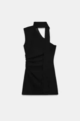 Vestido corto negro de escote asimétrico con detalle de bufanda integrada en el cuello y frunces laterales en el delantero. Presenta diseño sin mangas y cierre lateral con cremallera oculta.