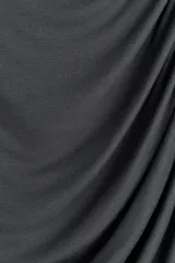 Top de manga larga en punto elástico de viscosa, con cuello redondo y diseño delantero asimétrico de doble capa con frunces que crean un efecto drapeado.