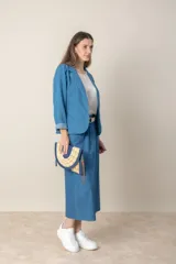 Blazer italiano de jean color celeste, con pinzas y cierre frontal con un botón.