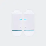 Par de medias tobilleras blancas de la marca Stance, con tejido de punto transpirable y dos franjas horizontales de color turquesa en el empeine. Presentan el logo de Stance en el talón y la indicación de talla (LRG) en la parte superior.