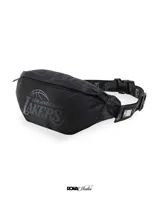Riñonera negra con logo de Los Angeles Lakers estampado en gris. Tiene correa regulable con hebilla de plástico y logo de la NBA.
