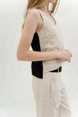 Musculosa blanca de lino con escote en V y corte crop.