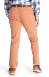 Pantalon tipo chino de corte recto, color naranja suave, con cierre frontal de cremallera y boton, bolsillos laterales y traseros.