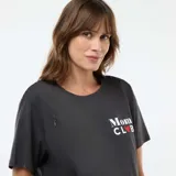 Camiseta de lactancia color negro, con cuello redondo y mangas cortas. Presenta un estampado frontal con el texto 'Mom Club' y un corazón rojo, además de cierres laterales ocultos para facilitar la lactancia.