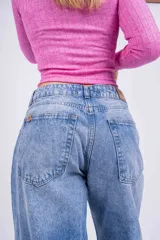 Pantalón de jean celeste de corte ancho con dobladillo en el ruedo.