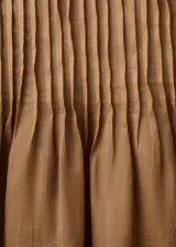Vestido midi de ramio color marrón, sin tirantes con escote palabra de honor, diseño plisado en el corpiño y falda evasé.