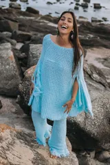 Pantalón tejido a crochet color celeste, con cintura elástica y ruedo con flecos.