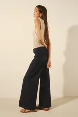 Jean de corte oxford tiro alto, confeccionado en denim confort azul oscuro con muy poco elastano. Presenta cierre y botón, y forrería estampada en los bolsillos.