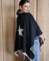Ruana tejida en algodón con diseño de estrella grande en la espalda y bordes en contraste. Presenta un corte amplio y versátil.