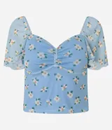 Blusa cropped de tule celeste con estampado floral, escote corazón, mangas cortas sueltas con acabado frufru y fruncido en el busto.