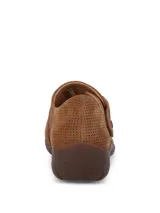 Zapato casual Hush Puppies modelo Albi, color marrón, confeccionado en cuero con textura perforada. Presenta un diseño de empeine cerrado con ajuste de velcro lateral y suela de goma al tono.