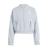 Campera tipo bomber Adidas, color gris claro, con cierre frontal, bolsillos laterales y las icónicas tres tiras blancas en las mangas. Presenta cuello redondo y puños elásticos.
