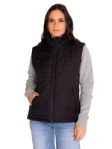 Chaleco acolchado negro de poliéster, con diseño capitoné en rombos, cuello alto y cierre frontal completo con cremallera. Cuenta con bolsillos laterales con cierre.